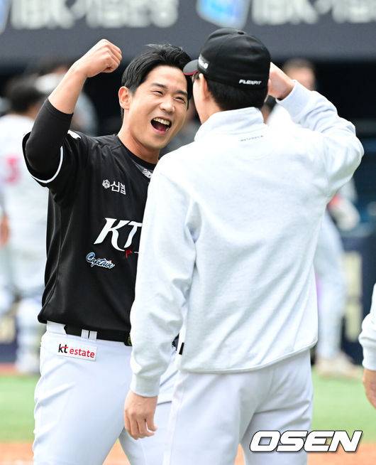 [OSEN=잠실, 최규한 기자] 프로야구&nbsp;KT 위즈의 가을 마법이 계속됐다. KT는 역대 최초로 와일드카드 결정전에서 업셋을 만들며 준플레이오프에 진출했다.KT는&nbsp;3일 서울 잠실구장에서 열린 2024 KBO리그 와일드카드 결정전 2차전에서&nbsp;두산에 1-0으로 승리했다. 역대 최초 '5위 결정전'을 치르며 천신만고 끝에 와일드카드 결정전에 진출한 KT는 1차전 4-0 승리에 이어 2차전까지 이기며 2015년 와일드카드 도입 이후 5위가 4위를 꺾고 준플레이오프에 진출하는 최초 기록까지 만들었다.&nbsp;KT는 오는 5일 LG와 준플레이오프(5전3선승제)를 치른다.&nbsp;경기를 마치고 KT 이강철 감독과 박경수가 인사를 나누고 있다. 2024.10.03 / dreamer@osen.co.kr