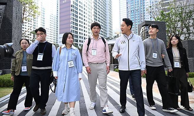 오세훈 서울시장(오른쪽 세 번째)이 17일 서울 강동구 올림픽파크포레온에서 열린 ‘미리내집(장기전세주택Ⅱ)’ 입주 예정자들과 단지를 둘러보고 있다. 서울시 제공