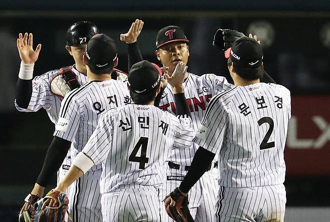 17일 오후 서울 송파구 잠실야구장에서 열린 프로야구 '2024 신한 SOL 뱅크 KBO 포스트시즌' 플레이오프 3차전 삼성 라이온즈와 LG 트윈스의 경기에서 3과 2/3이닝 완벽투로 1-0 신승을 이끈 LG 에르난데스가 동료들과 하이파이브를 나누고 있다. 뉴스1