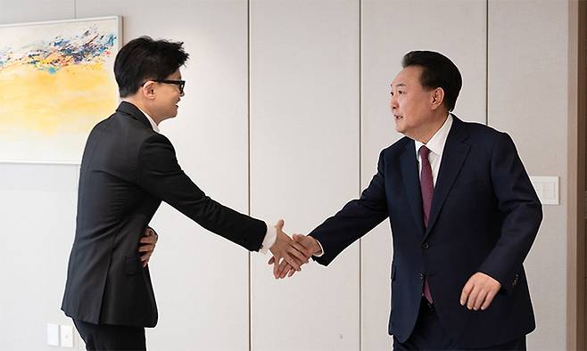 윤석열 대통령(왼쪽), 국민의힘 한동훈 대표. 대통령실 제공