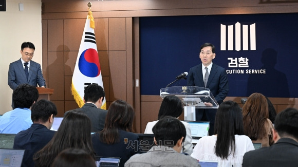 김 여사 무혐의 발표 - 조상원 서울중앙지검 4차장이 17일 서울 서초구 서울중앙지방검찰청에서 윤석열 대통령 부인 김건희 여사의 도이치모터스 시세조종 가담 의혹 수사 결과를 발표하고 있다.  홍윤기 기자