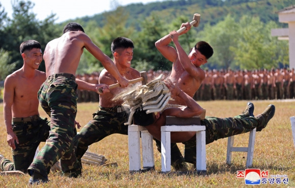 김정은, 대한민국 국군의날즈음 특수작전부대 시찰 - 북한 김정은 국무위원장이 우리 대한민국의 국군의 날인 10월 1일 다음날인 2일 ‘서부지구의 조선인민군 특수작전부대 훈련기지를 현지시찰하시면서 전투원들의 훈련실태를 료해하시였다.’고 조선중앙통신이 4일 보도했다.  2024.10.4 연합뉴스