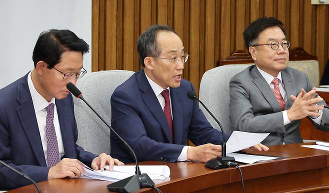 추경호 국민의힘 원내대표(가운데)가 18일 오전 국회에서 열린 국정감사대책회의에서 발언하고 있다. ⓒ 연합뉴스
