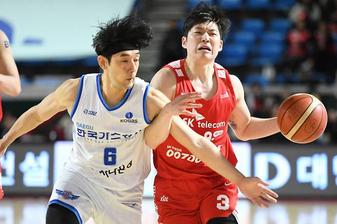 서울 SK 최원혁(오른쪽)이 지난 1월 22일 서울 잠실학생체육관에서 열린 대구 한국가스공사와의 경기 도중 파울을 당하고 있다. KBL 제공