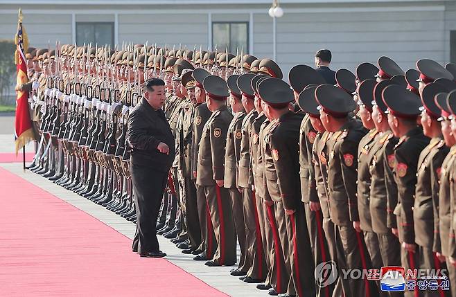 김정은, 북한군 제2군단 지휘부 방문 (평양 조선중앙통신=연합뉴스) 김정은 북한 국무위원장이 지난 17일 인민군 제2군단 지휘부를 방문했다고 조선중앙통신이 18일 보도했다. 김 위원장은 지휘부를 방문한 자리에서 우리나라를 적국, 타국이라 부르며 "한국이 주권을 침해하면 물리력을 조건에 구애됨 없이, 거침없이 사용하겠다"고 위협했다. 2024.10.18 
    [국내에서만 사용가능. 재배포 금지. For Use Only in the Republic of Korea. No Redistribution] nkphoto@yna.co.kr