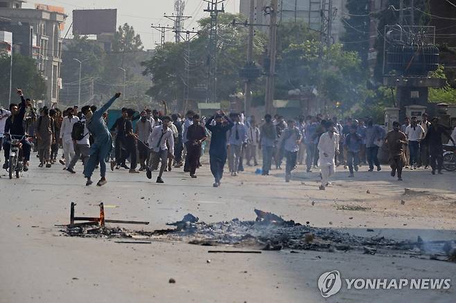 파키스탄 대학생 시위 (라왈핀디 AFP=연합뉴스) 파키스탄 라왈핀디에서 17일(현지시간) 대학생들이 여학생 성폭행 사건 은폐 의혹을 제기하며 시위를 벌이고 있다. 2024.10.18. photo@yna.co.kr