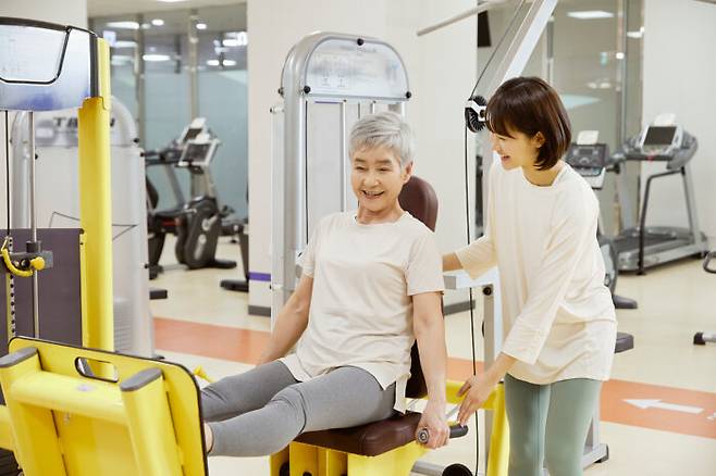 여성의 노후 건강은 갱년기 영향을 많이 받게 마련이다. 이 때 운동을 열심히 하고, 건강에 좋은 음식을 챙겨 먹고, 필요한 의학적 도움을 받으면 심장마비, 뇌졸중 위험을 크게 낮출 수 있다. [사진=클립아트코리아]