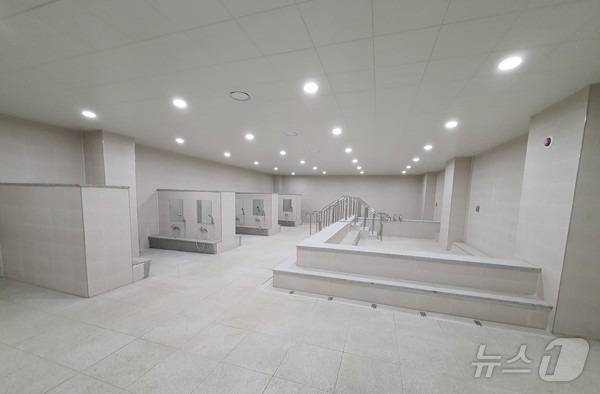 충북 영동 고령자복지주택  공동목욕탕 내부 모습 /뉴스1