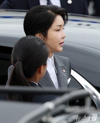 김건희 여사가 6일 오전 경기 성남 서울공항에서 필리핀과 싱가포르 국빈 방문과 라오스에서 열리는 한·아세안(ASEAN·동남아시아국가연합) 정상회의 참석차 출국하기 위해 공군 1호기로 향하고 있다. 2024.10.6/뉴스1 ⓒ News1 김진환 기자