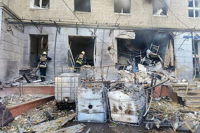 우크라이나 수미에서 러시아 군의 드론 공격을 받아 박살 난 병원 건물이 보인다. ⓒ AFP=뉴스1 ⓒ News1 우동명 기자