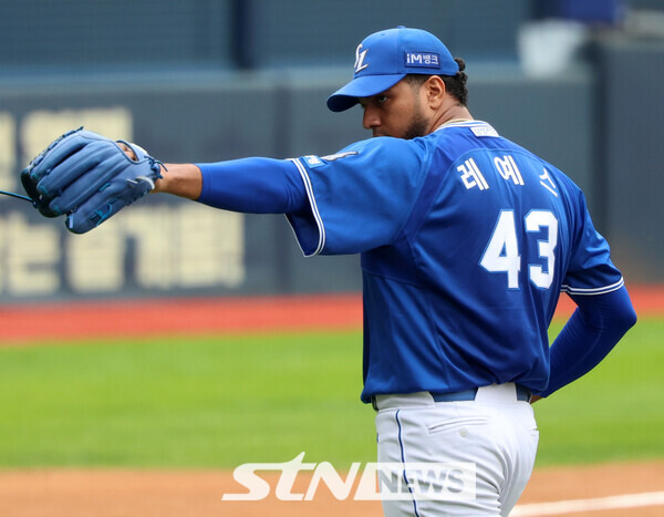 19일 서울 송파구 잠실야구장에서 열린 2024 KBO 포스트시즌 플레이오프 4차전 삼성 라이온즈와 LG 트윈스의 경기, 1회말 1사 1루에서 LG 오스틴을 병살타로 잡고 수비를 마친 삼성 선발 레예스가 포수 강민호를 향해 손짓하고 있다. 사진┃뉴시스