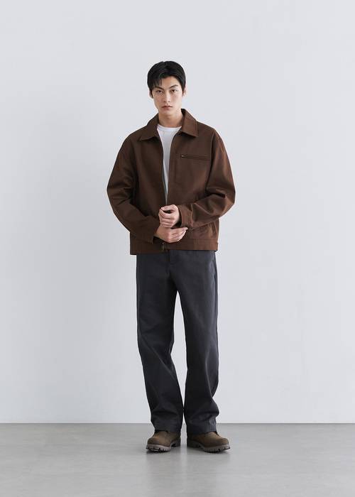 단정하면서도 절제된 느낌의 '드뮤어 룩'이 올해 가을·겨울 트렌드로 떠오른 가운데 남성들 사이에서도 무채색 스웨이드 재킷 등 '드뮤어' 한 아이템이 인기를 끌고 있다. 사진은 무신사 스탠다드 올해 FW 화보 /무신사