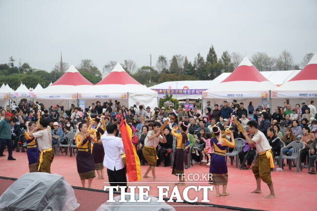 19일 강경젓잘축제를 찾은 많은 관광객들이 금강둔치공원에서 열린 문화공연을 관람하고 있다. /논산시