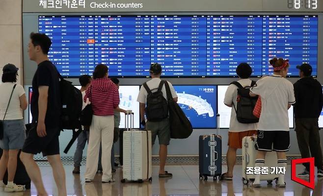 인천국제공항 제1여객터미널 출국장에서 해외여행객들이 항공 스케줄을 확인하고 있다. 사진=조용준 기자 jun21@