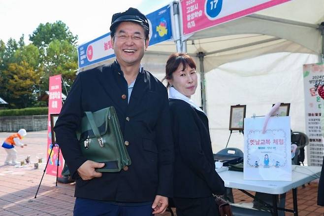 이동환 고양특례시장이 ‘2024고양시 평생학습축제’의 옛날 교복 체험부스에서 교복을 입고 포즈를 취하고 있다. ＜사진=고양시＞