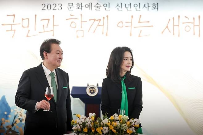 윤석열 대통령과 부인 김건희 여사가 2023년 1월 4일 오후 서울 서초구 예술의전당에서 열린 2023 문화예술인 신년인사회에서 건배를 위해 잔을 들고 있다. (대통령실 제공) 2023.1.4/뉴스1 ⓒ News1 안은나 기자 /사진=뉴스1