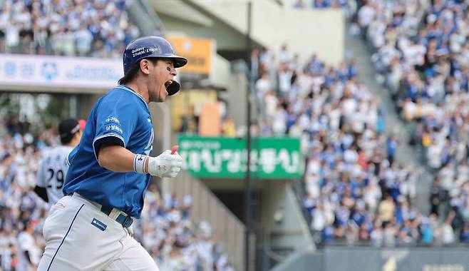 삼성 포수 강민호가 19일 서울 잠실야구장에서 열린 2024 KBO 포스트시즌 플레이오프 4차전에서 엘지(LG) 트윈스와 경기에서 좌중간 솔로 홈런을 치고 환호하며 그라운드를 돌고 있다. 연합뉴스