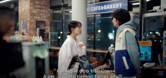 드라마 '손해보기 싫어서' 속 신민아(왼쪽)아의 대사가 스페인어로 더빙돼 자막으로 함께 나가고 있다. 멕시코 아마존프라임 유튜브 영상 캡처