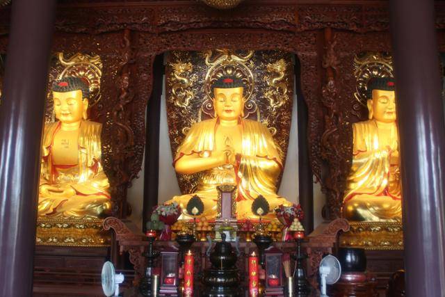 법문사 대웅보전 오방불 중앙의 비로자나불. ⓒ최종명