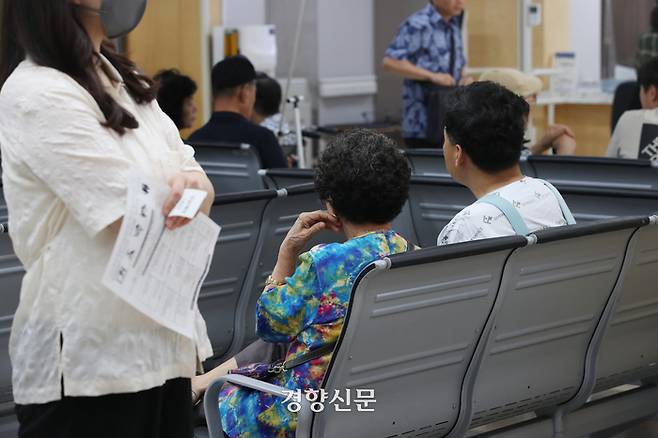 의대 입학정원 확대를 놓고 의정 갈등이 계속되고 있는 지난 7월 30일 서울시내 한 대학병원에서 내원객들이 차례를 기다리고 있다. 정효진 기자