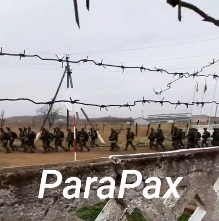 텔레그램의 친러시아군 계정인 ‘파라팩스’(ParaPax)가 18일 러시아에서 우크라이나 전쟁에 참전하기 위해 훈련 중인 북한군이라면서 관련 영상을 공개했다.