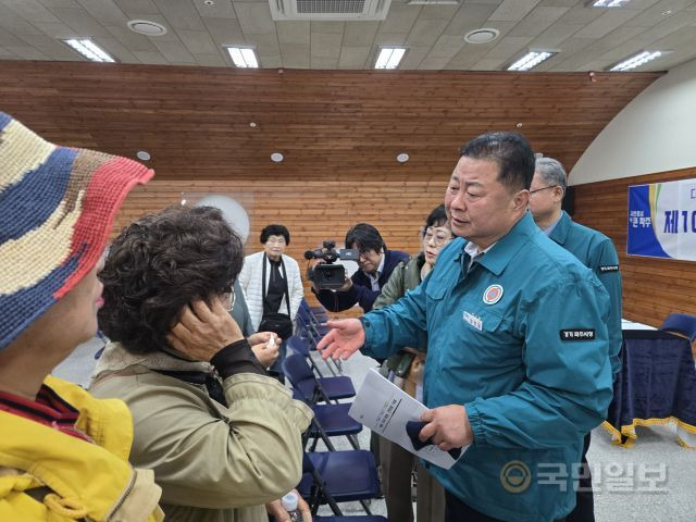 김경일 파주시장이 18일 경기도 파주시 문산읍 임진각 내 민방위대피소에서 개최한 이동시장실을 마친 후 북한의 대남 확성기 방송으로 피해를 겪고 있는 접경지역 주민들과 대화를 나누고 있다. 박재구 기자