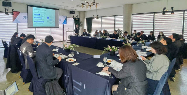 지난해 3월 충남 아산 모나무르에서 열린 '베이밸리 메가시티' 기본계획수립 연구 착수보고회 현장. 경기일보DB