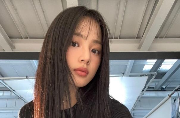 그룹 뉴진스 멤버 민지가 하니의 국정감사 출석을 지켜본 후기를 전해 눈길을 끈다. [사진출처 = 인스타그램]