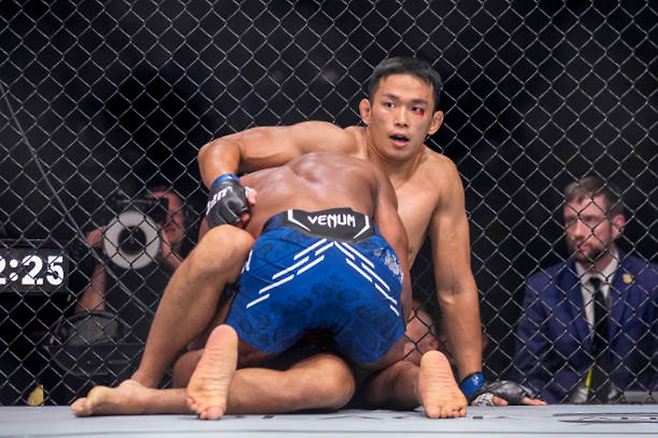 정다운이 2024년 9월 UFC on ESPN+ 101에서 깔려 있다. 사진=Getty Images=연합뉴스 제공