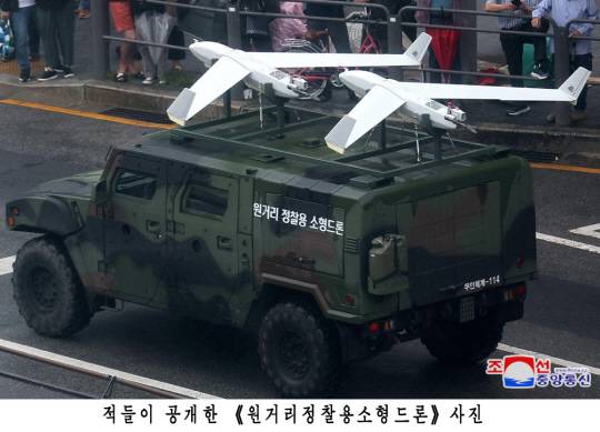 북한이 평양에서 한국군에서 운용하는 드론과 동일 기종의 무인기 잔해를 발견했다고 주장하며 관련 사진을 공개했다. 북한 국방성 대변인은 19일 조선중앙통신을 통해 “한국군부깡패들의 중대주권침해도발사건이 결정적 물증의 확보와 그에 대한 객관적이며 과학적인 수사를 통해 명백히 확증되였다”고 발표했다. 조선중앙통신 캡처/연합뉴스