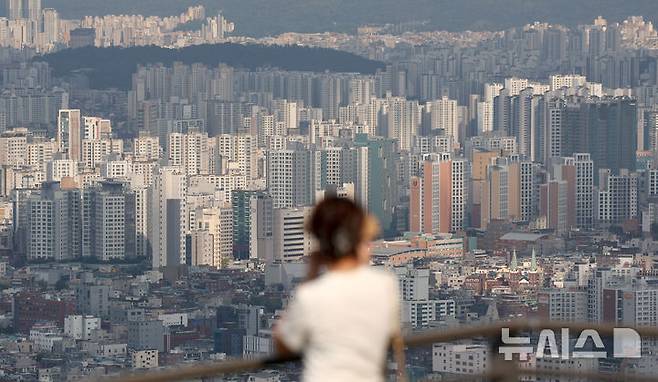 [서울=뉴시스] 김진아 기자 = 한국부동산원이 10일 발표한 '10월 첫째 주(7일 기준) 아파트가격 동향'에 따르면 이번 주 서울 아파트값은 전주보다 0.10% 오르면서 29주 연속 상승세를 이어갔다. 대출 규제, 단기 급등 피로감 누적 등의 영향으로 상승폭은 축소됐다. 사진은 10일 서울 남산에서 바라본 서울 시내 아파트 단지. 2024.10.10. bluesoda@newsis.com