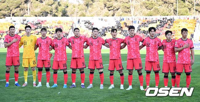 [OSEN=암만(요르단), 손용호 기자] 10일 오후(한국시간) 요르단 암만 국제경기장에서 2026 국제축구연맹(FIFA) 북중미월드컵 아시아 3차 예선 B조 3차전 한국과 요르단의 경기가 열렸다.다득점에서 앞선 요르단(1승1무, 4골)이 조 선두, 한국(1승1무, 3골)은 2위다. 한국이 조 선두를 탈환하려면 반드시 요르단을 잡아야 한다. 2024.10.10 /spjj@osen.co.kr[OSEN=암만(요르단), 손용호 기자] 주장 손흥민(32, 토트넘 홋스퍼)이 없어도, 연이어 부상 악재가 닥쳐도&nbsp;충분히 강했다.&nbsp;홍명보호가 요르단 원정에서&nbsp;완승을 거두며 2023 카타르 아시안컵&nbsp;설욕에 성공했다.&nbsp;홍명보 감독이 지휘하는 축구대표팀은 10일 오후 11시(한국시간) 요르단 암만국제경기장에서 개최된&nbsp;‘2026 북중미 월드컵 아시아지역 3차 예선 3차전’에서 요르단을 2-0으로 꺾었다.경기에 앞서 한국 선수들이 애국가를 부르고 있다. 2024.10.10 /spjj@osen.co.kr