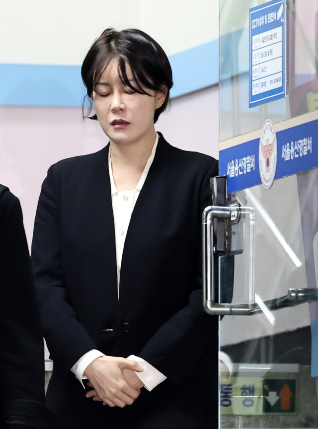 '음주운전 혐의'를 받는 문재인 전 대통령의 딸 문다혜 씨가 18일 오후 서울 용산구 용산경찰서에서 피의자 조사를 마친 뒤 귀가하고 있다. 뉴스1