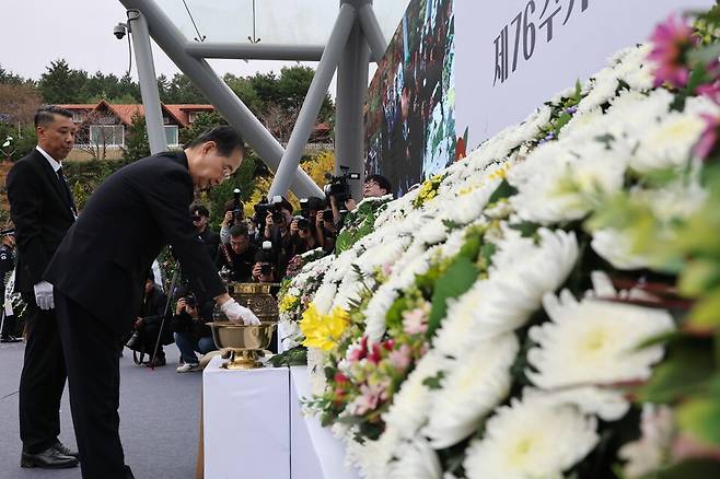 한덕수 국무총리가 19일 전남 보성군 한국차문화공원에서 열린 여수·순천 10·19사건 제76주기 합동 추념식에서 분향하고 있다. ⓒ연합뉴스