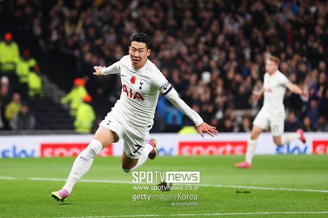 ▲ 손흥민은 지난달 27일에 있었던 2024-25시즌 유럽축구연맹 유로파리그(UEL) 1라운드에서 카라박(아제르바이잔)을 상대하던 도중, 허벅지 부상을 당했다. 이날 선발 출전한 손흥민은 도미닉 솔란케의 3번째 골을 돕는 등 좋은 활약을 펼쳤지만, 솔란케의 득점이 나온 직후 통증을 호소하며 그라운드에 주저 앉았다. 이후 엔제 포스테코글루 감독은 손흥민을 교체로 물러나게 하며 휴식을 부여했다.