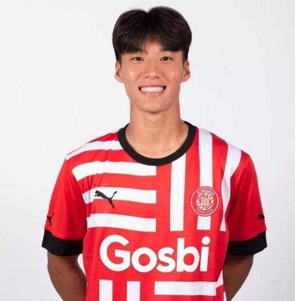 ▲ 스페인이 지로나 아카데미에서 성장하고 있는 김민수의 1군 콜업을 주목했다. 지로나의 미첼 산체스 감독은 레알 소시에다드와 라리가 10라운드를 앞두고 김민수의 1군 등록을 알렸다. 공격진에 부상자가 많아 B팀에서 3골을 기록하며 호평받고 있는 김민수를 활용할 계획이다. 김민수가 출전하게 될 경우 한국 선수로는 8번째 라리가 데뷔 기록을 세운다. 김민수는 지로나의 진주라고 불릴 정도로 애지중지 키우고 있는 유망주라 상황에 따라 소시에다드전에 모습을 비출 가능성이 크다. ⓒ지로나