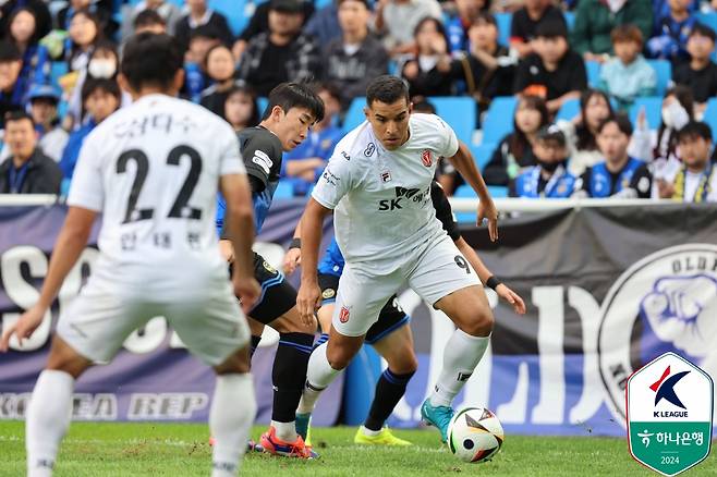 유리 조나탄(가운데). /사진=한국프로축구연맹 제공