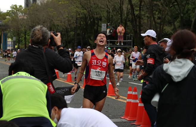 포효하는 이정국 (서울=연합뉴스) 이정국이 19일 경주 일원에서 열린 동아일보 2024 경주국제마라톤 국내 남자부에서 1위를 차지한 뒤, 포효하고 있다. [대한육상연맹 제공. 재판매 및 DB 금지]