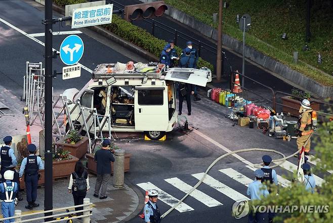 일본 총리 관저로 돌진한 자동차 (도쿄 지지·EPA=연합뉴스) 19일 일본 도쿄 총리관저를 향해 돌진했던 흰색 차가 철제 울타리 앞에 서 있다. 이 자동차를 몰았던 남성은 자민당 본부에 화염병으로 추정되는 물체를 던진 혐의도 받고 있다.