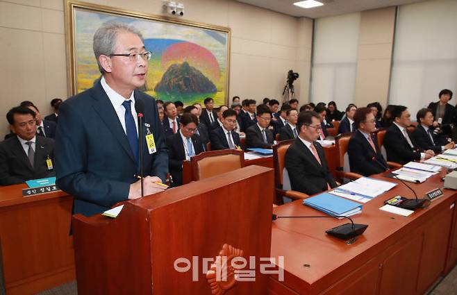 임종룡 우리금융그룹 회장이 지난 10일 오후 서울 여의도 국회에서 열린 정무위원회의 금융위원회, 한국산업은행 등에 대한 국정감사에서 질의에 답변하고 있다.(사진=이데일리DB)