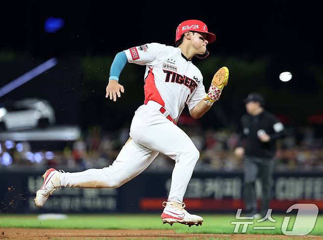 24일 오후 광주 기아챔피언스필드에서 열린 '2024 신한 SOL 뱅크 KBO리그' 삼성 라이온즈와 KIA 타이거즈의 경기, KIA 김도영이 2회말 1사 1,2루에서 윤도현의 2타점 2루타 때 홈으로 쇄도하고 있다. 2024.9.24/뉴스1 ⓒ News1 김진환 기자