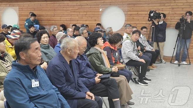 18일 파주 임진각 민방위대피소에서 열린 이동시장실에서 대성동 마을 등 민통선 내 거주 주민들이 굳은 표정으로 김경일 시장과 대화를 나누고 있다. /박대준 기자