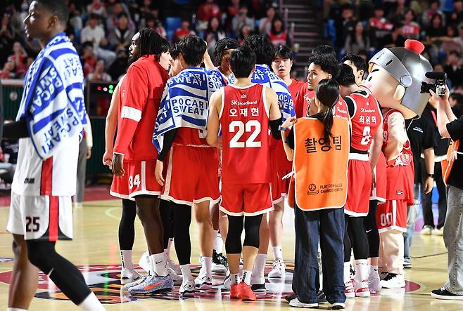 서울 SK가 홈 개막전에서 정관장을 대파했다.(KBL 제공)