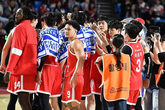 서울 KS가 안양 정관장을 대파했다.(KBL 제공)