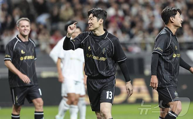 20일 오후 서울 마포구 서울월드컵경기장에서 열린 '2024 넥슨 아이콘매치' FC 스피어와 실드 유나이티드의 경기, FC 스피어 박지성이 페널티킥을 성공 시키고 동료들과 기쁨을 나누고 있다. 2024.10.20/뉴스1 ⓒ News1 김도우 기자