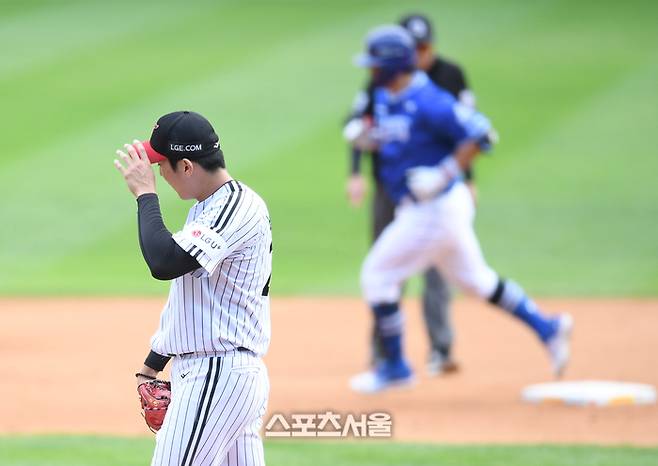 LG 투수 손주영이 19일 잠실구장에서 열린 삼성과 2024 KBO 플레이오프 4차전 8회초 상대 강민호에 홈런을 허용한 후 아쉬워하고 있다. 잠실 | 최승섭기자 thunder@sportsseoul.com