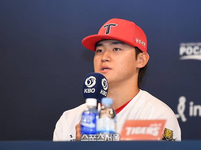 KIA 김도영이 20일 광주 라마다플라자 충장호텔에서 열린 2024 KBO 한국시리즈 미디어데이 행사에서 기자들의 질문에 답하고 있다. 광주 | 최승섭기자 thunder@sportsseoul.com