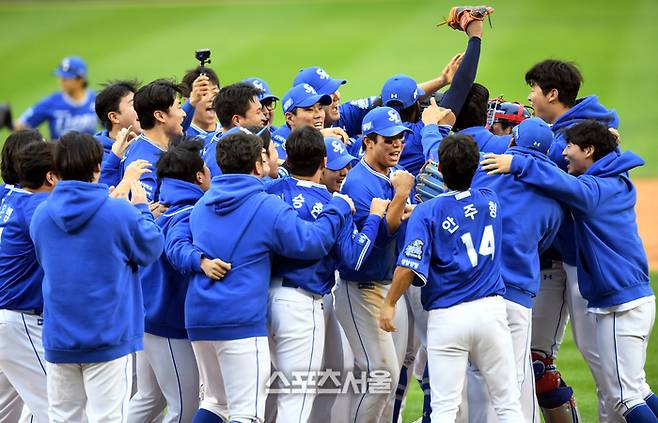 삼성 선수들이 19일 잠실구장에서 열린 LG와 2024 KBO 플레이오프 4차전 승리 후 환호하고 있다. 잠실 | 최승섭기자 thunder@sportsseoul.com