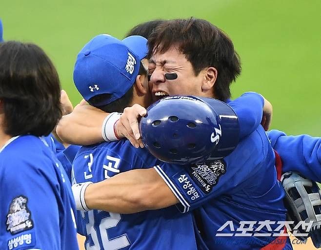 19일 서울 잠실구장에서 열린 삼성과 LG의 플레이오프 4차전. 1대0으로 승리하며 한국시리즈에 진출한 삼성 강민호와 김헌곤이 감격의 포옹을 하고 있다. 잠실=정재근 기자 cjg@sportschosun.com/2024.10.19/