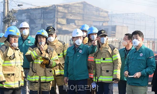 20일 유정복 인천광역시장이 서구 왕길동 공장 화재현장에서 피해 상황 등을 점검하고 있다.[사진=인천시]